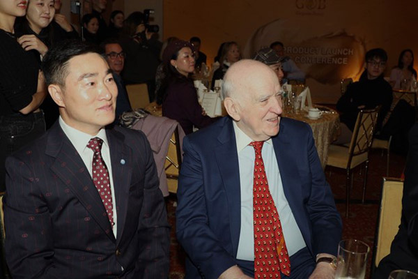 纽约哈佛俱乐部（Harvard-Club-of-New-York-City）董事长Charles-Sullivan（右）