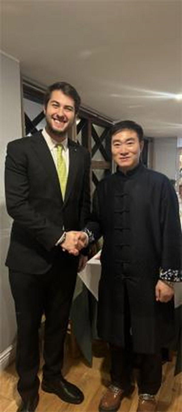 分众传媒创始人、董事长兼CEO-江南春（左）