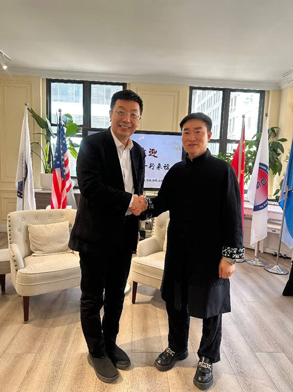 分众传媒创始人、董事长兼CEO-江南春（左）
