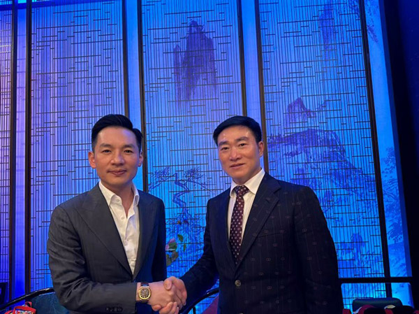 欧美中投资促进会主席、剑桥市全球商务大使、剑桥大学荣誉博士张家豪（左）