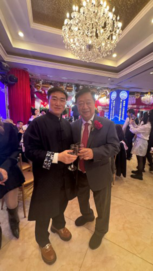 美国林氏集团董事局主席兼CEO，纽约知名地产与酒店大亨林建中（右）