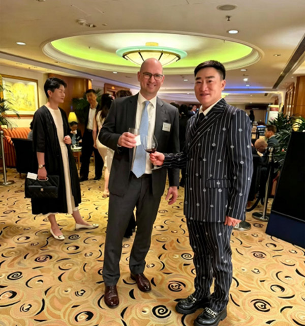 美国驻港澳总领事馆商务部负责人（左）世界企业家协会主席王余根博士（右）