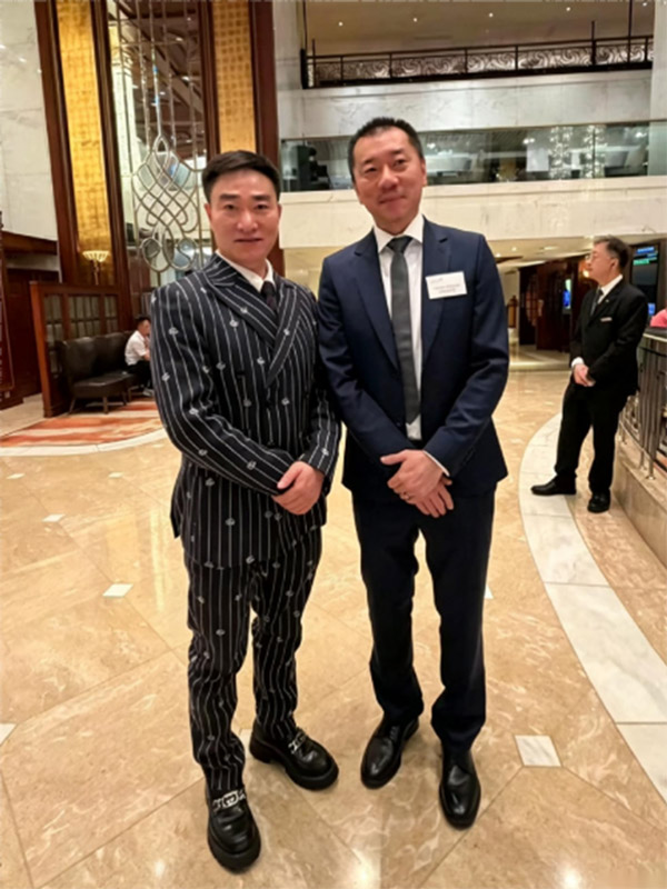 香港旅游公司总裁及美国地产商会香港总会会长Able（右）--世界企业家协会主席王余根博士（左）