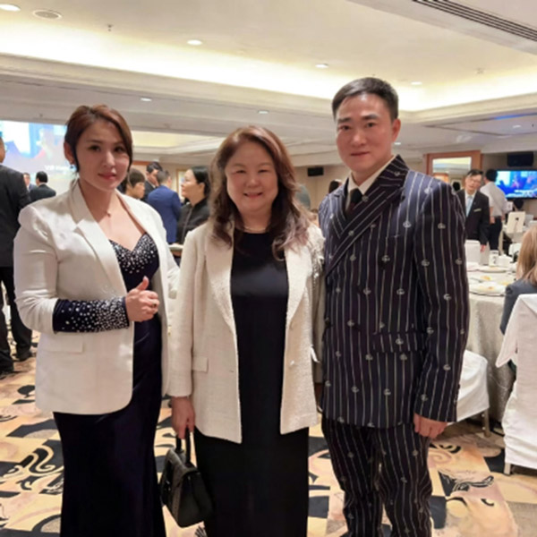 永立安信托策略合伙人谢银霞（左）香港诚信国际财富董事长、“香港保险天后”邹苹（中）