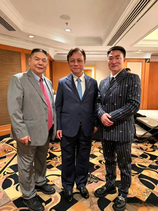 香港特别行政区立法会议员陈宗彝（中）世界企业家协会主席王余根博士（右）