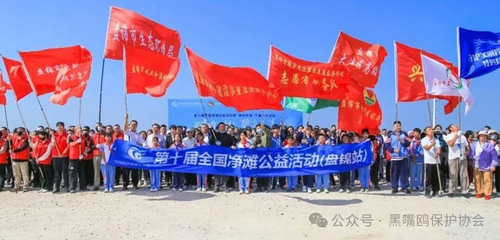 大家在启动仪式现场合影